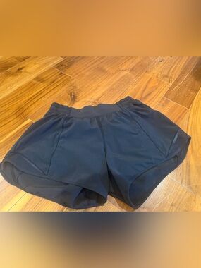 Lululemon Hotty Hots 4” size 6 black
